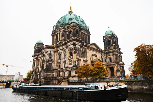 Katedralen i berlin och spree floden — Stockfoto