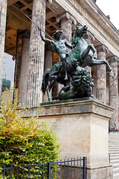 Statue Lowenkampfer of Altes Museum in Berlin — Stock Photo, Image