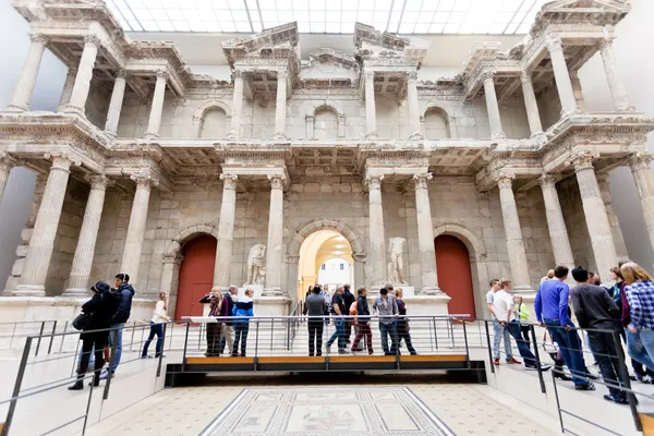 Gente en la puerta del mercado Salón del Museo de Pérgamo — Foto de Stock