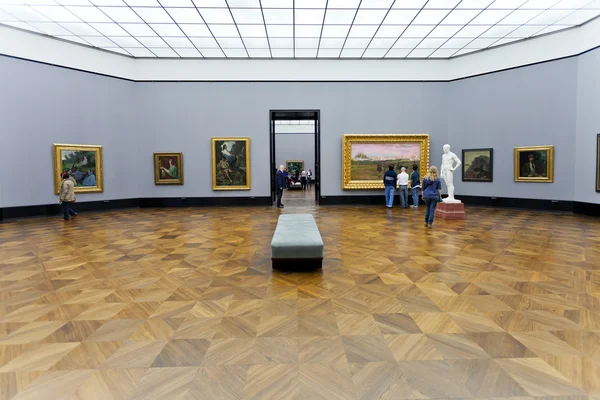 Turisti nella hall della Vecchia galleria nazionale di Berlino — Foto Stock