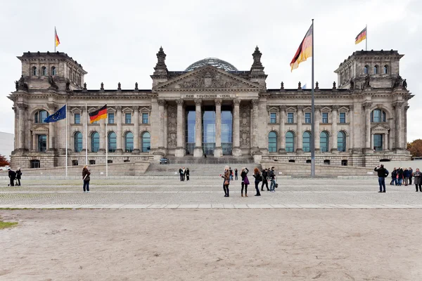 Vista frontal del edificio del Reichstag en otoño — Foto de Stock