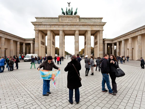 Turystów na pariser platz w pobliżu Brama Brandenburska — Zdjęcie stockowe