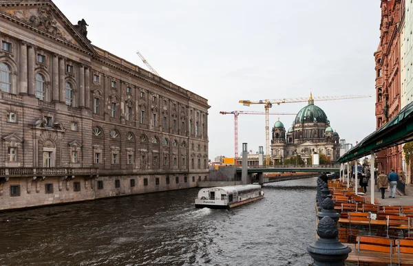 Bateau touristique sur la rivière Spree et Berliner Dom — Photo