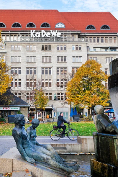 Fountain and KaDeWe store at Wittenbergplatz — Stock Photo, Image
