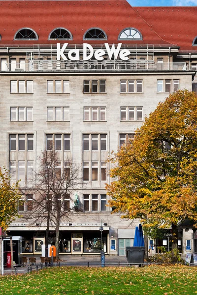 Windows of KaDeWe from Wittenbergplatz in Berlin — Stock Photo, Image