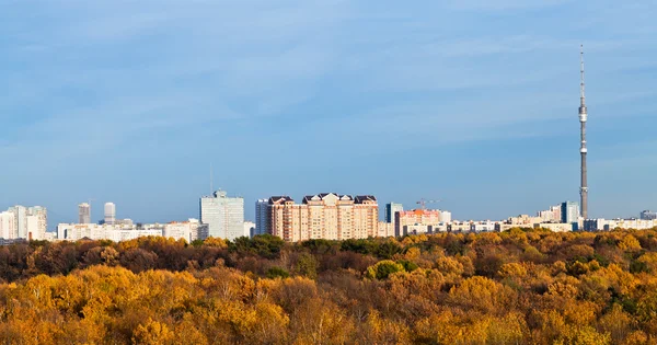 Wieża telewizyjna, autumn drzewa i błękitne niebo popołudnie — Zdjęcie stockowe