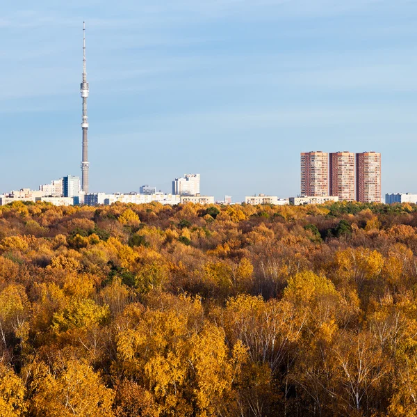 Torre TV, case e alberi autunnali e cielo azzurro — Foto Stock
