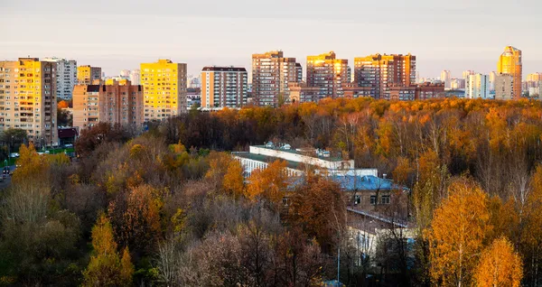 Vista panoramica del quartiere residenziale urbano — Foto Stock