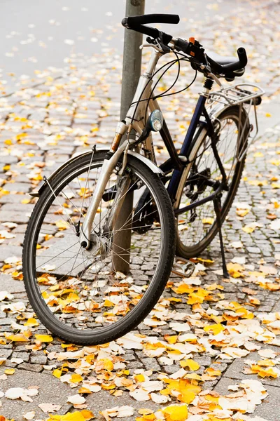 Bicicleta estacionada na rua — Fotografia de Stock