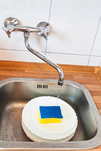 Afwasborstel door spons reinigen — Stockfoto