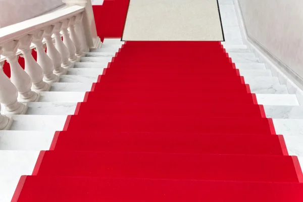 Red carpet on white marble staircase — Stock Photo, Image