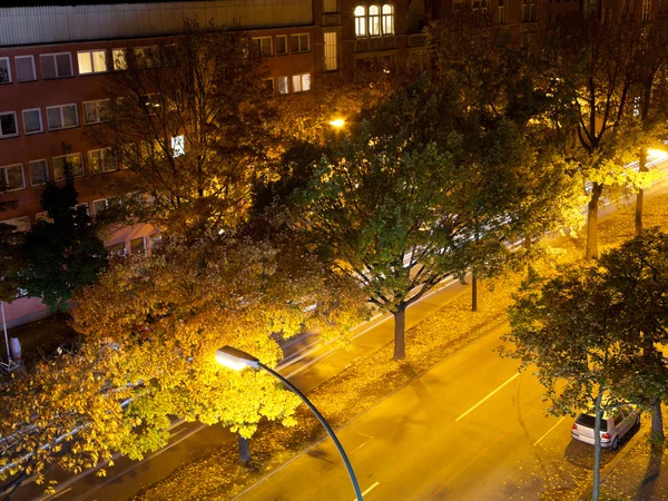 Städtisches Wohnviertel in der Nacht — Stockfoto