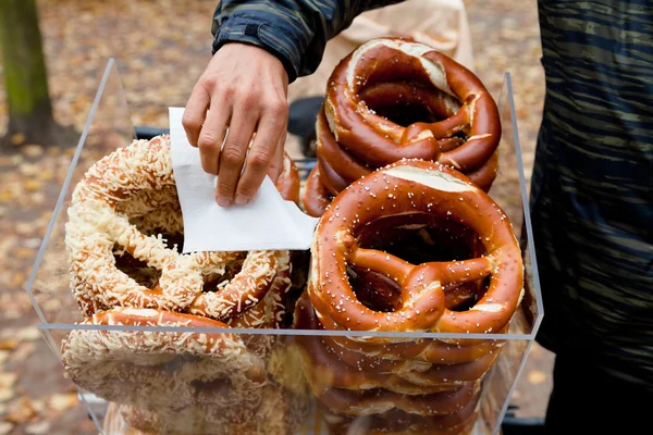 Alman bisküvi - brezel pişmiş. — Stok fotoğraf