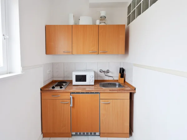Маленькая кухня с мебельным набором — стоковое фото