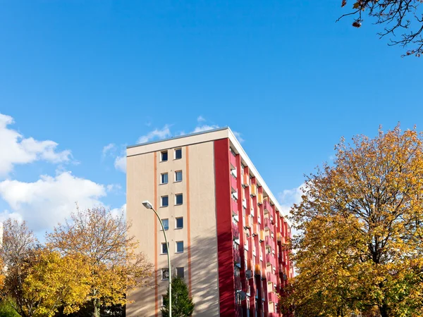 Edifício de apartamentos residenciais no outono — Fotografia de Stock