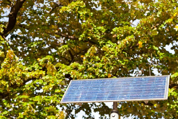 Панель сонячної батареї на відкритому повітрі — стокове фото