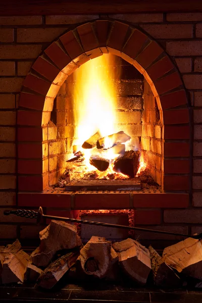 Fire in fireplace — Stock Photo, Image