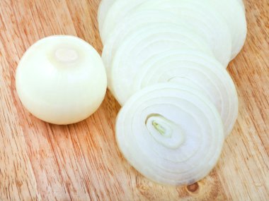 soyulmuş soğan ampul ve dilimlenmiş soğan