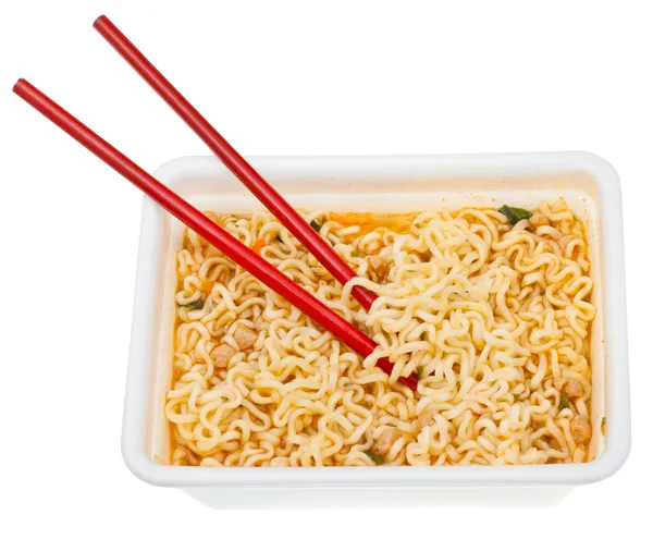 Essen von gekochtem Instant-Ramen — Stockfoto