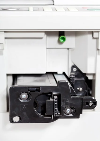 Invoegen van tonercartridge in office copier — Stockfoto