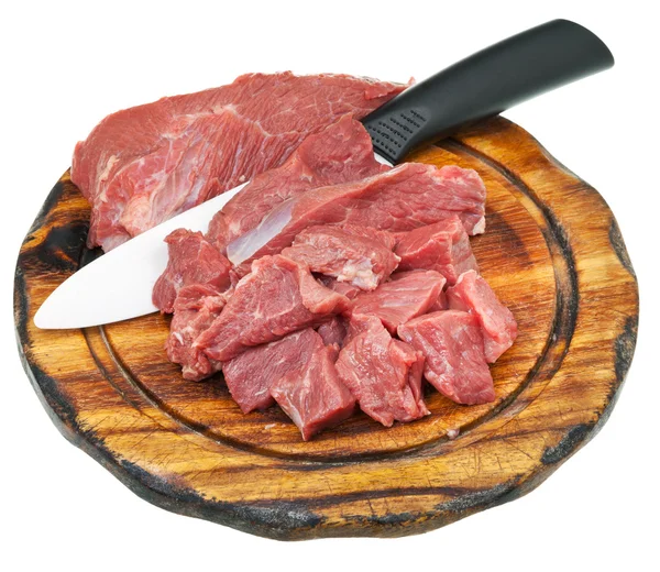 Нарізати сире м'ясо і керамічний ніж на обробній дошці — стокове фото