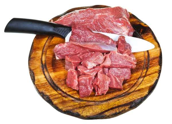 Vue du dessus de la viande crue coupée sur panneau en bois — Photo