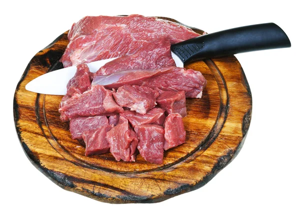 Carne cruda en rodajas y cuchillo de cerámica en la tabla de cortar —  Fotos de Stock