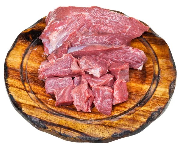 Розрізати сире м'ясо яловичини на дерев'яній дошці — стокове фото