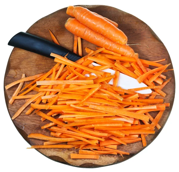 Kayu memotong papan dengan potongan mentah wortel — Stok Foto