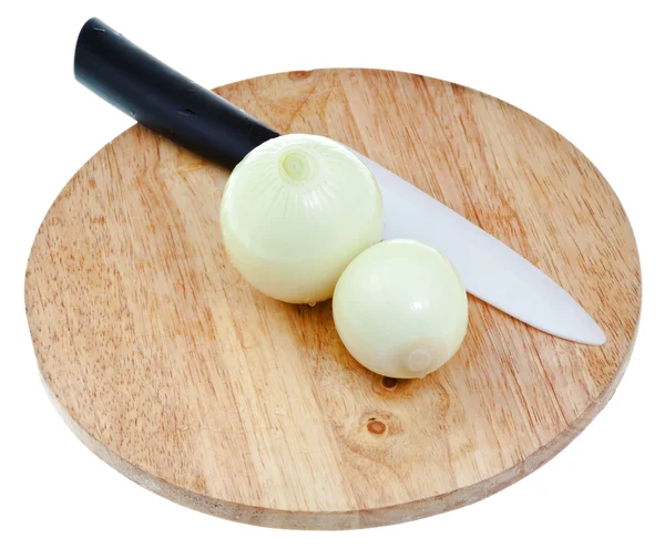 Bulbos de cebolla pelada con cuchillo de cerámica a bordo — Foto de Stock