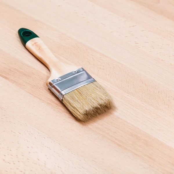 Kayın ahşap tahta üzerinde boya fırçası