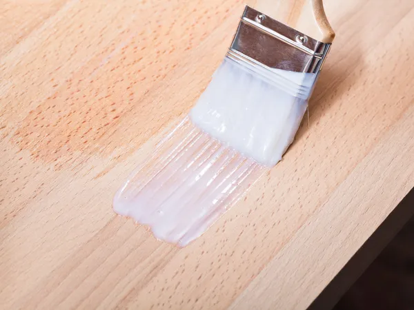 Mettendo la vernice a superficie di tavolo superiore di faggio — Foto Stock