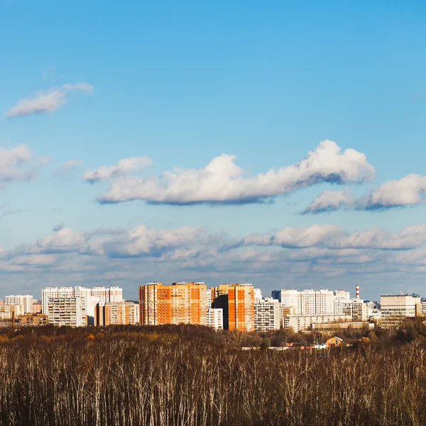 Herfst stedelijk landschap met naakte bomen — Stockfoto