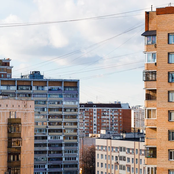 Современные этажные дома в жилом районе города — стоковое фото