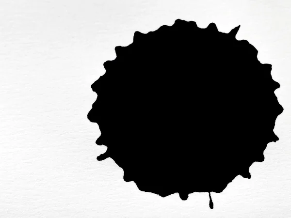Чорна чорнильна пляма на білому папері — стокове фото