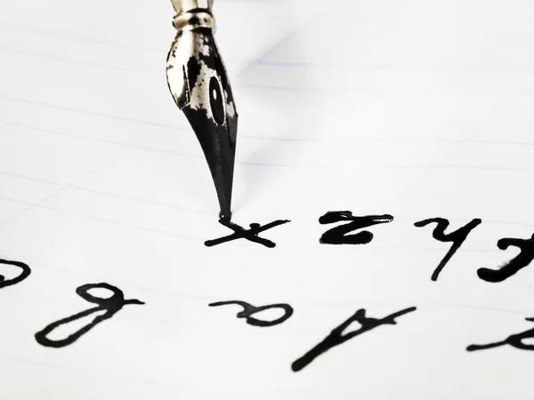 Escritura de conjunto de letras por plumín de tinta negra — Foto de Stock