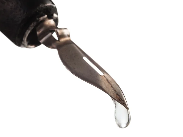 Water drop dripping from the tip pen — Stock Photo, Image