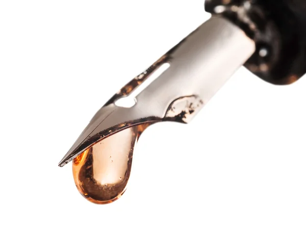 Drop of transparent color water on tip of pen — Stock Photo, Image