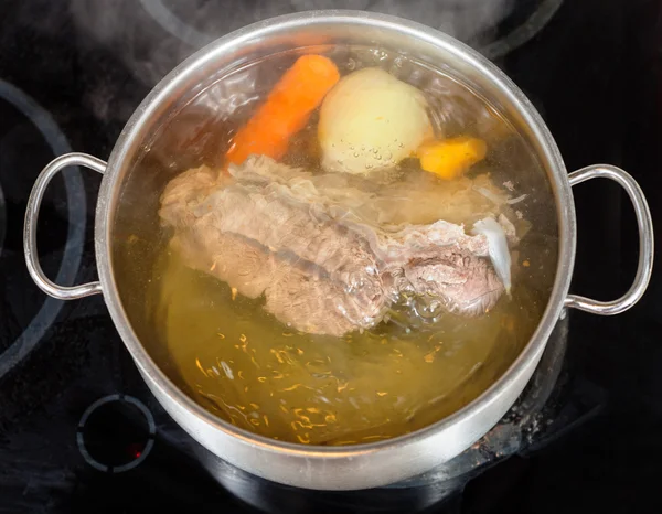 Cocer a fuego lento el caldo de carne con verduras sazonadoras — Foto de Stock