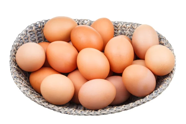 De nombreux œufs de poulet frais dans le panier en osier — Photo