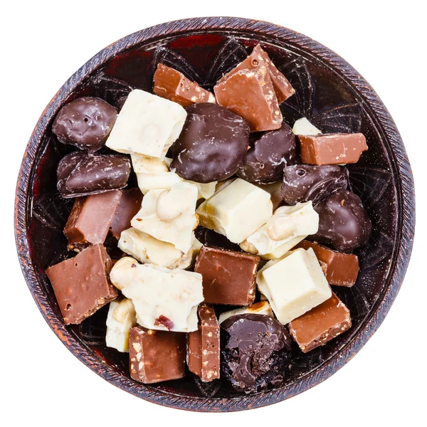 Chocolate candies and broken bars in ceramic bowl — Stock Photo, Image