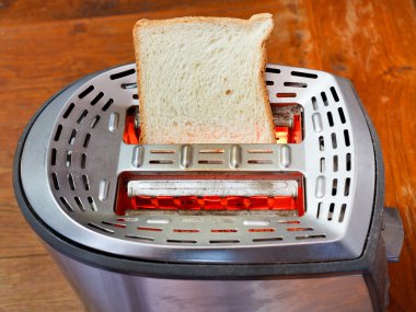 taze dilim ekmek üzerinde sıcak metal ekmek kızartma makinesi