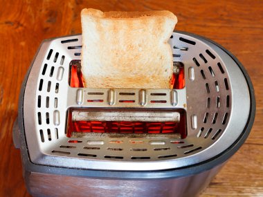 bir ekmek üzerine sıcak metal tost makinesi dilim tost
