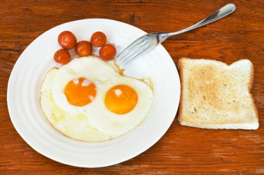 iki kızarmış yumurtalı beyaz tabakta Servis Kahvaltı