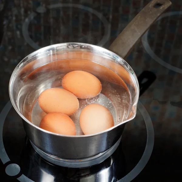 Les œufs de poule sont cuits en pot métallique — Photo
