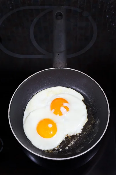 Два готовых яйца в сковороде — стоковое фото