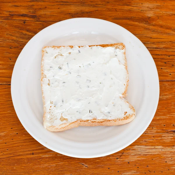 Sandwich van toast en zachte kaas met kruiden — Stockfoto