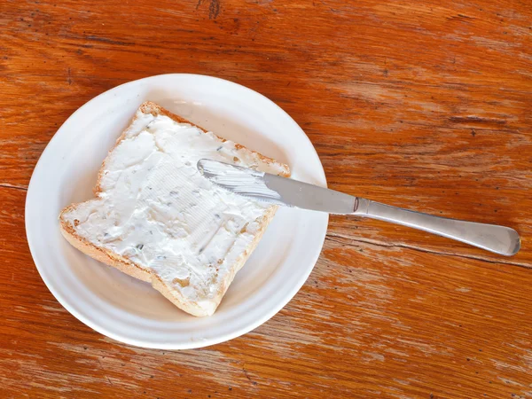 Smörgås från toast och mjuk ost med örter — Stockfoto
