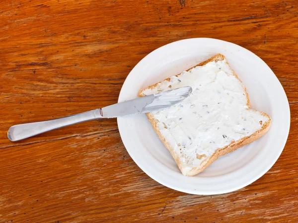 Sándwich de pan tostado y queso blando con hierbas —  Fotos de Stock