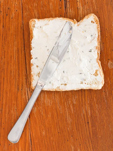 Sandwich van toast en zachte kaas met kruiden — Stockfoto